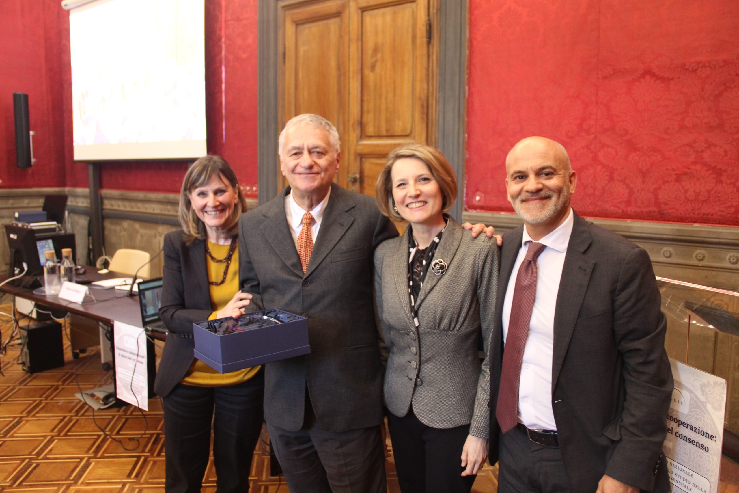 E_Premiazione Socia onoraria Prof. Ceretti